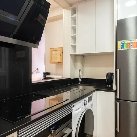 Warmth And Comfort In The Sought-after Eixample Apartamento