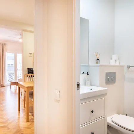 Warmth And Comfort In The Sought-after Eixample *