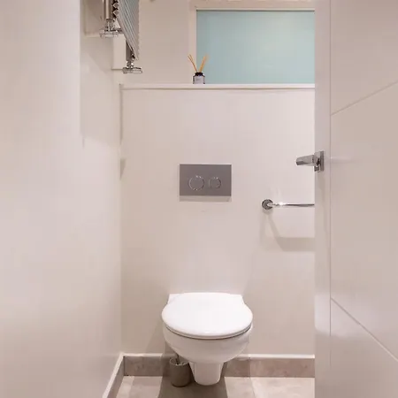 Warmth And Comfort In The Sought-after Eixample Apartment Barcelona