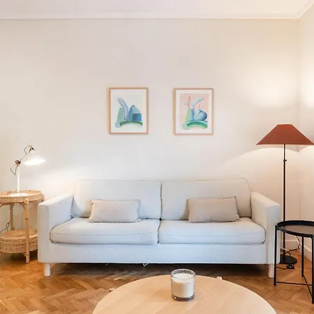 Warmth And Comfort In The Sought-after Eixample Apartment
