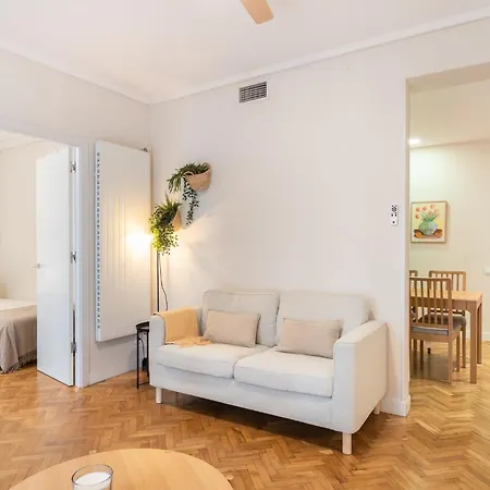 Warmth And Comfort In The Sought-after Eixample *