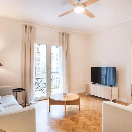 Warmth And Comfort In The Sought-after Eixample Barcelone