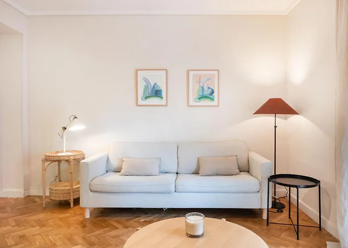 Warmth And Comfort In The Sought-after Eixample Appartement