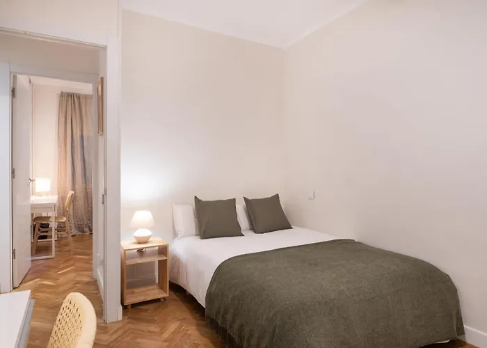 Warmth And Comfort In The Sought-after Eixample Appartement *