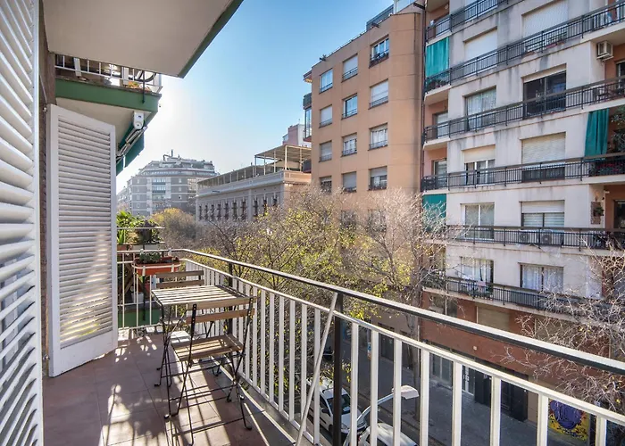 Warmth And Comfort In The Sought-after Eixample Appartement *